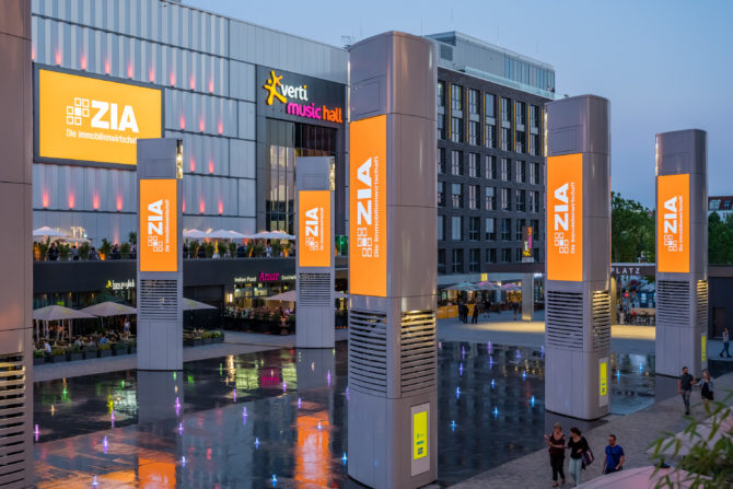 Mercedes Benz Platz vor der Verti Music Hall Eventlocation